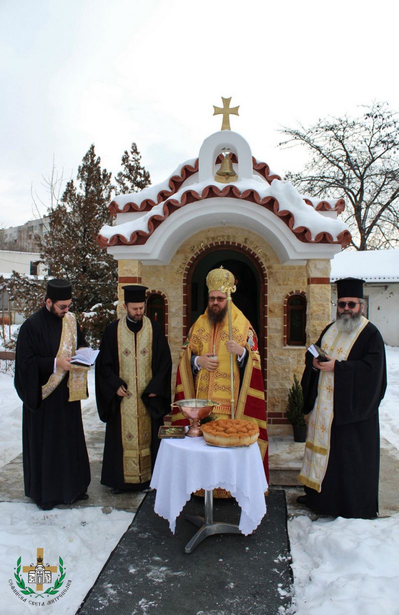 Православен параклис Рождество Христово в двора на Първа АГ болница