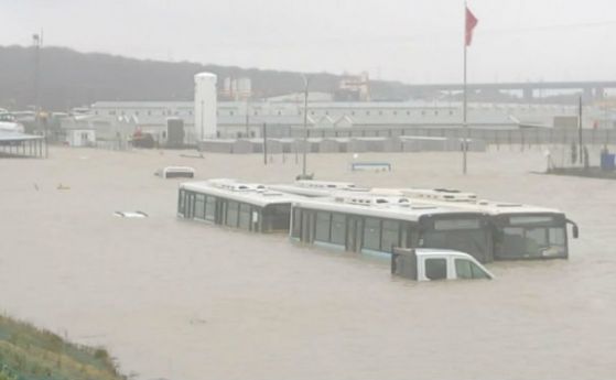 Потоп заля новото летище на Истанбул (видео)