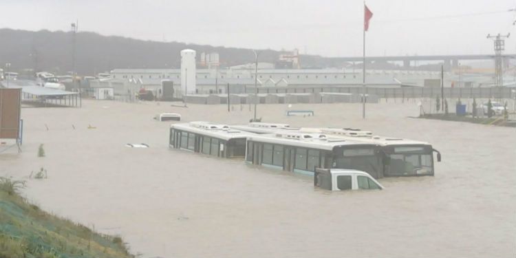 Силните дъждове в Истанбул потопиха във вода строителните съоръжения на