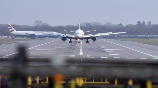 Полетите на лондонското летище Гетуик отново са спрени заради засечен