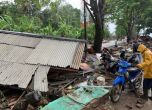 Расте броят на жертвите и ранените след мощното цунами в Индонезия