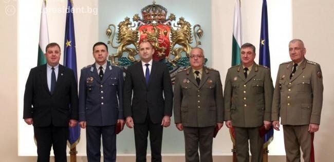 Президентът Румен Радев удостои български военнослужещи с висше офицерско звание