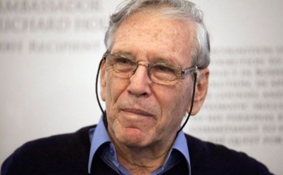 Израелският писател Амос Оз почина на 79 години от рак