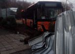 Автобус на градския транспорт се блъсна в къща в София