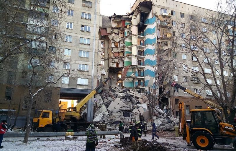 Експлозия на битов газ предизвика срутване на десететажен жилищен блок в