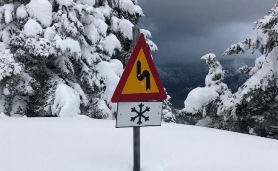  Снежна стихия анулира полети и затвори пътища в Германия и Гърция 