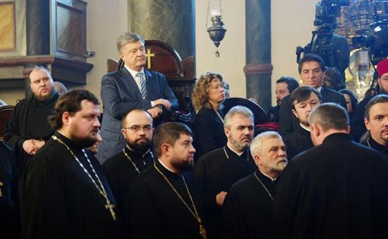 Днес Вселенският патриарх Вартоломей предаде на украинския митрополит Епифаний подписания