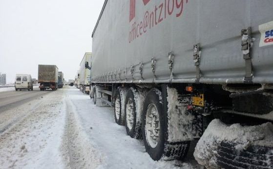 АПИ ограничи движението по магистрала Хемус и пътя София - Ребърково заради снега