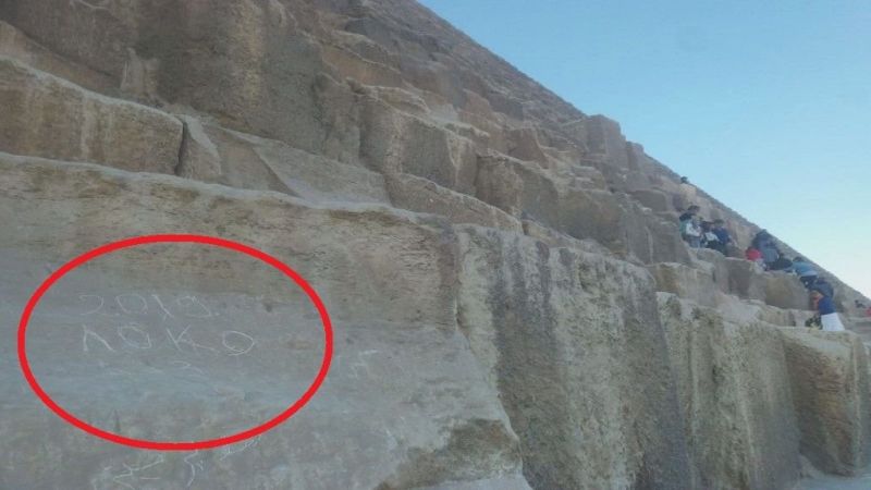 Хеопсовата пирамида осъмна с надпис Локо 2019.  Снимка на издълбания