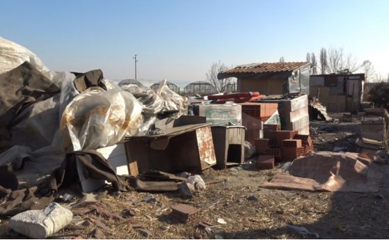 Започна събарянето на незаконните постройки в махалата във Войводиново