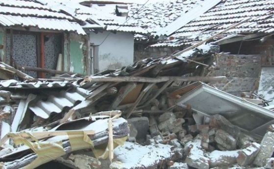 6 постройки в ромската махала във Войводиново са разрушени, събарянето продължава