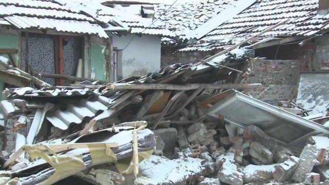 Шест от незаконно построените къщи в ромската махала във Войводиново