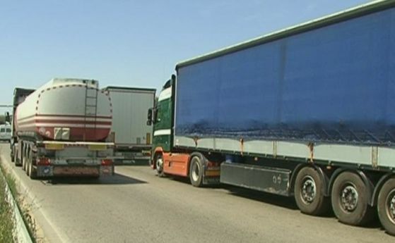 Два тежкотоварни камиона са задържани в турския град Текирдаг с
