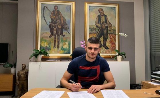 Защитникът Стойчо Атанасов подписа нов договор с ЦСКА похвалиха се
