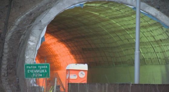 Движението в тунел Ечемишка“ на магистрала Хемус“ в тръбата за София