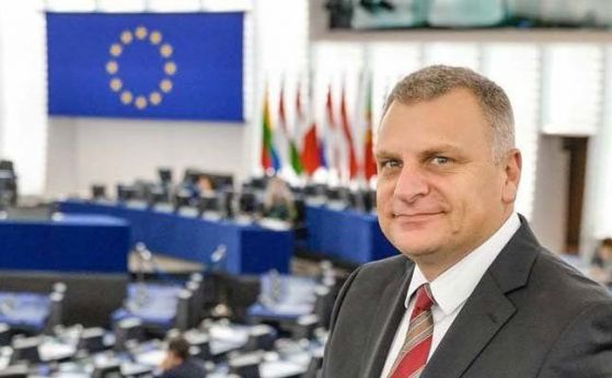 Курумбашев: Спечелихме малка битка при гласуването на пакета 'Макрон'