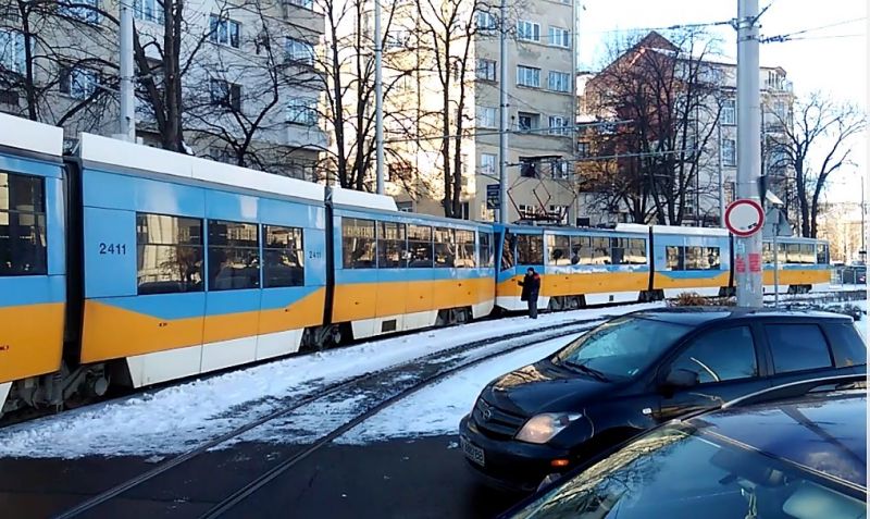 Трамвай номер 5 е аварирал в района на Руски паметник в София.