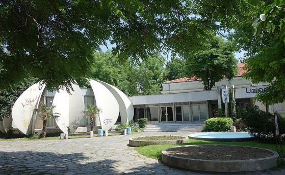 Разгорещен спор за зала Лотос се води между Камарата на архитектите