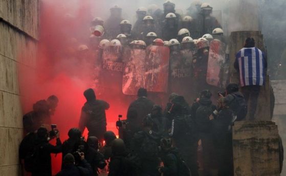 Хиляди на гневен протест в Атина: Македония е Гърция