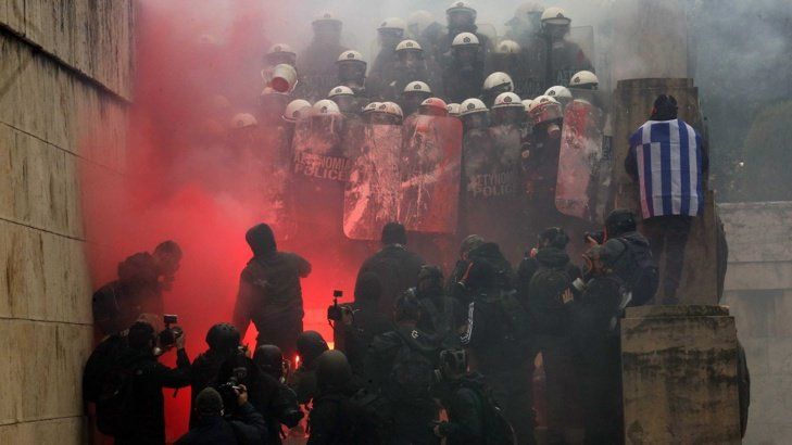 10 полицаи са ранени при днешните сблъсъци пред гръцкия парламент