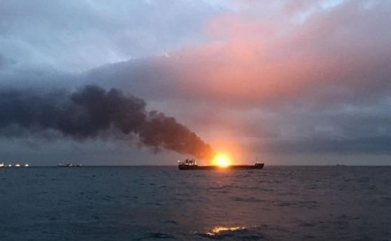 Прекратиха издирването на моряци от пламналите в Черно море кораби