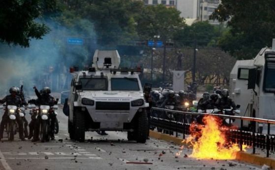 14 жертви на революцията във Венецуела. Ердоган подкрепи Мадуро, Туск - "демократичните сили"