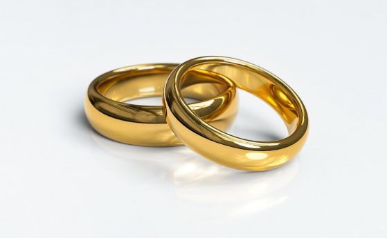 Нови правила за международните бракове в сила от днес