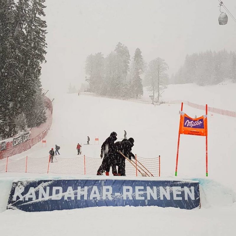 Сняг отложи спускането в Гармиш-Партенкирхен