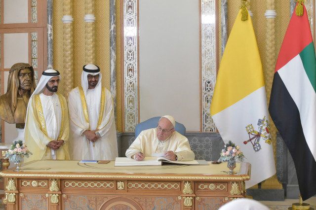 Папа Франциск е на официално посещение в Обединените арабски емирства.