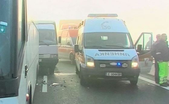 Верижна катастрофа с над 20 коли на магистрала Струма, има загинал човек (обновена)