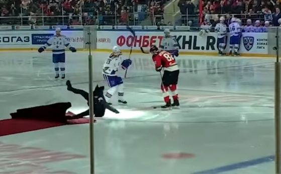 Жозе Моуриньо вирна крака на хокеен мач (видео)