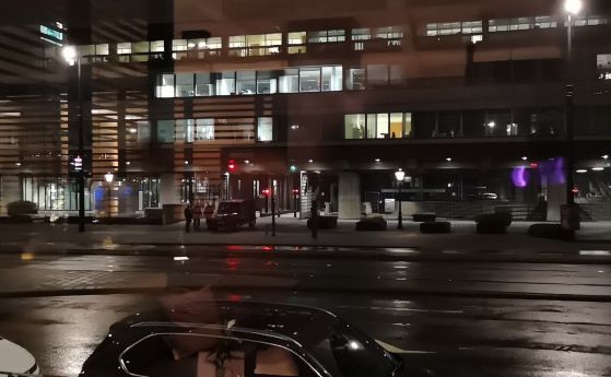 Полицаи застреляха мъж пред Централната банка в Амстердам