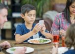 Лекари съветват: Родители, забранете телефоните на децата, докато вечеряте!