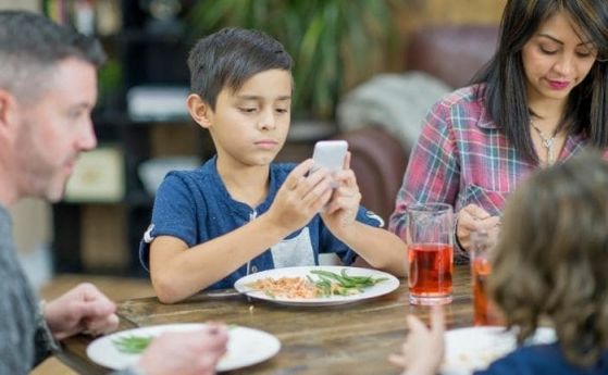 Лекари съветват: Родители, забранете телефоните на децата, докато вечеряте!