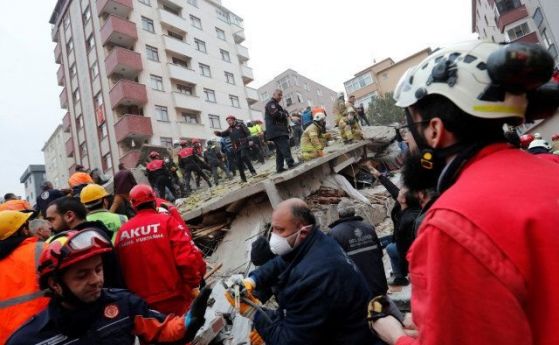 Тийнейджър оцеля два дена под отломките на рухналия блок в Истанбул