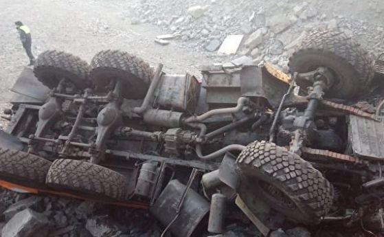 Автобус с миньори се преобърна и падна от скала в Сибир