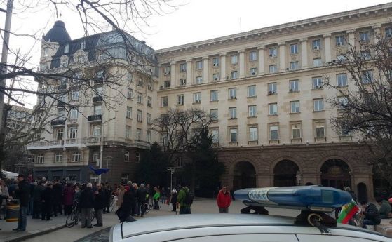 Стотина души се събраха днес следобед на протест пред Дондуков