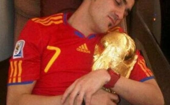 Легендарният испански нападател Давид Вия подписа договор с японския футболен