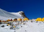 Китай затваря базовия си лагер на Еверест за туристи заради боклука им