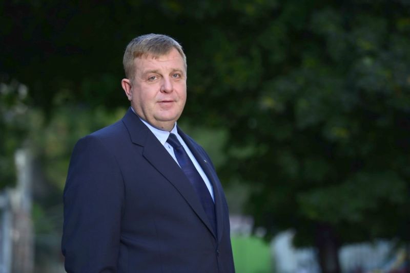 Вицепремиерът и министър на отбраната Красимир Каракачанов официално започна преговори