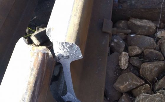 Собственикът на дерайлиралия влак: Счупена стрелка е причина за инцидента (снимки)