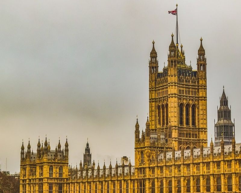 Британска парламентарна комисия издаде доклад, в който обвини интернет компанията