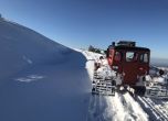 Снегорини чистят 4-метрови преспи на Троянския проход