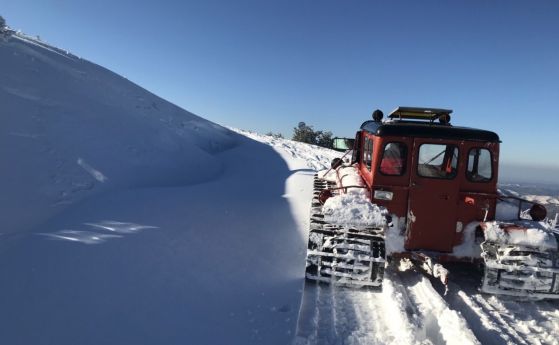 Снегорини чистят 4-метрови преспи на Троянския проход