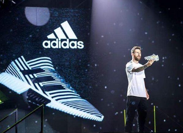 Футболна обувка на звездата на Аржентина и Барселона Лионел Меси