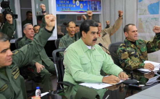 Мадуро не пуска камионите с помощи, войниците му дезертират