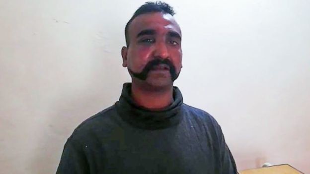Индия поиска освобождаването на задържания от Пакистан пилот, чиито самолет
