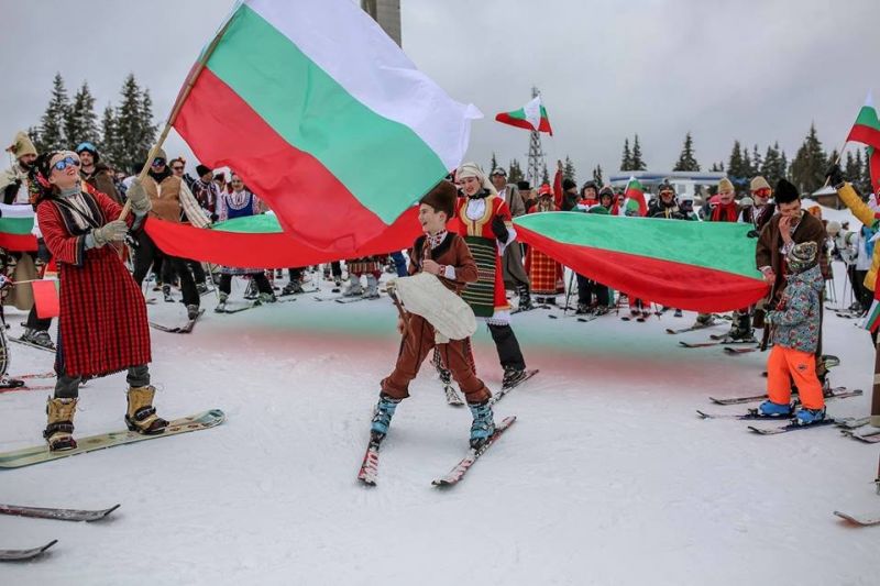 Скиори и сноубордисти в народни носии ще се спуснат заедно