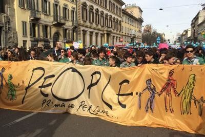 Десетки хиляди се включиха в нов антирасистки протест в Милано,