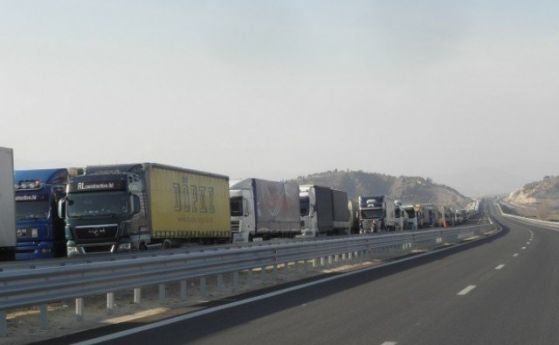 Ограничават движението на камионите утре, две ленти за влизащите в София през Владая
